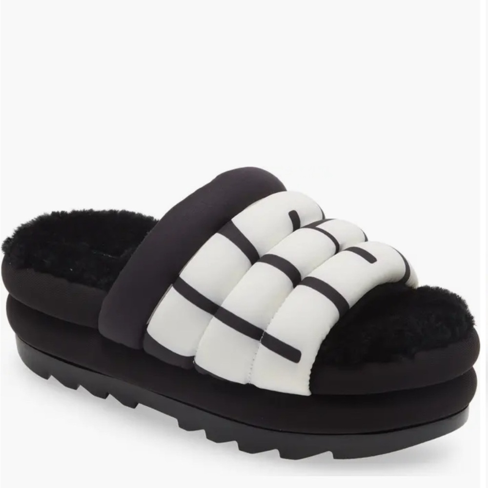 UGG Maxi Genuine Shearling
Lined Sandal